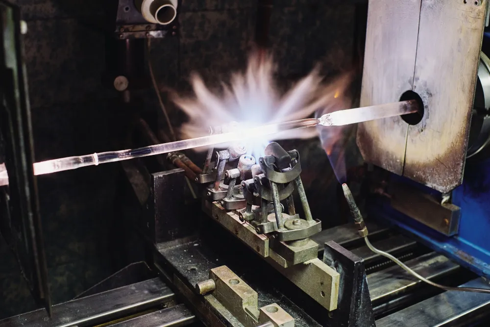 유리 성형 공정에서 정밀한 비접촉 온도 제어의 핵심적 역할