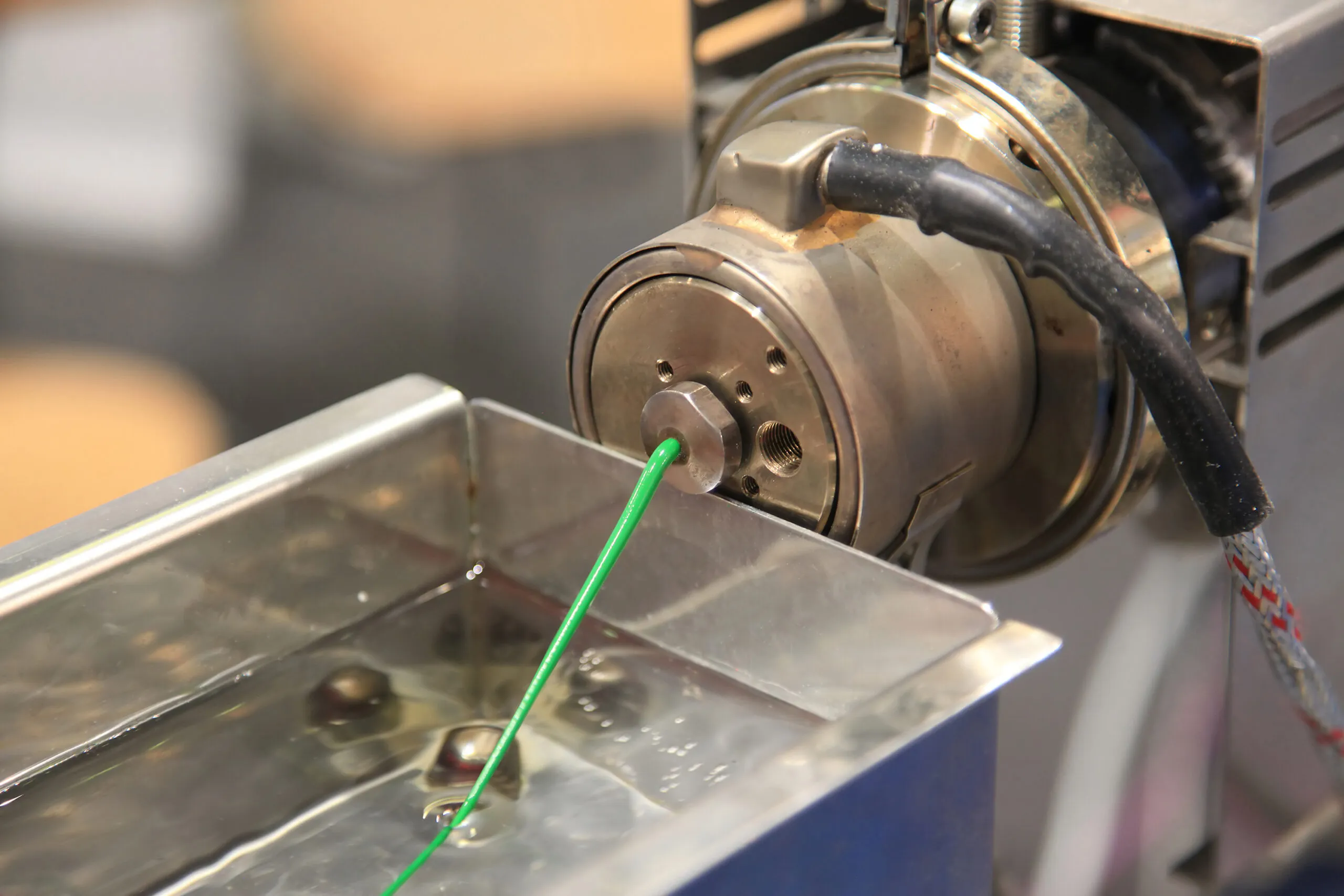 컴파운딩 공정에서 일관된 필라멘트 특성을 달성하기 위한 온도 제어